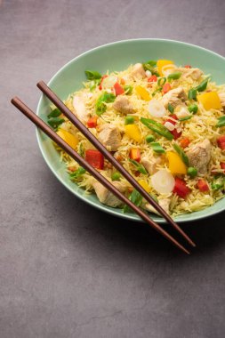 Kızarmış tavuk, Hindistan 'da popüler bir Çin yemeği ya da Çin yemeği tabağında servis edilen çubuklu bir yemektir.