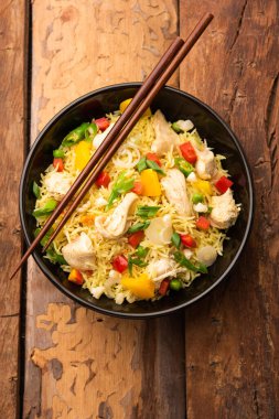 Kızarmış tavuk, Hindistan 'da popüler bir Çin yemeği ya da Çin yemeği tabağında servis edilen çubuklu bir yemektir.