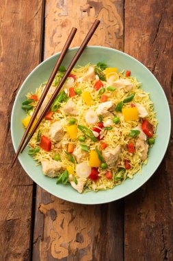 Kızarmış tavuk, Hindistan 'da popüler bir Çin yemeği ya da Çin yemeği tabağında servis edilen çubuklu bir yemektir.