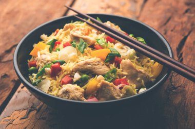 Kızarmış tavuk, Hindistan 'da popüler bir Çin yemeği ya da Çin yemeği tabağında servis edilen çubuklu bir yemektir.