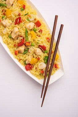 Kızarmış tavuk, Hindistan 'da popüler bir Çin yemeği ya da Çin yemeği tabağında servis edilen çubuklu bir yemektir.