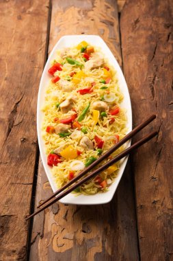 Kızarmış tavuk, Hindistan 'da popüler bir Çin yemeği ya da Çin yemeği tabağında servis edilen çubuklu bir yemektir.