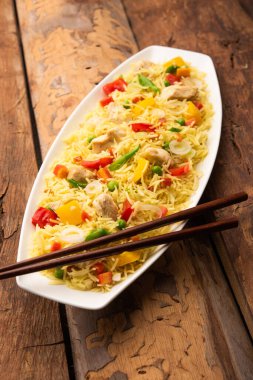 Kızarmış tavuk, Hindistan 'da popüler bir Çin yemeği ya da Çin yemeği tabağında servis edilen çubuklu bir yemektir.