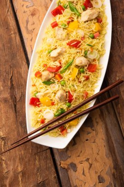 Kızarmış tavuk, Hindistan 'da popüler bir Çin yemeği ya da Çin yemeği tabağında servis edilen çubuklu bir yemektir.