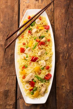 Kızarmış tavuk, Hindistan 'da popüler bir Çin yemeği ya da Çin yemeği tabağında servis edilen çubuklu bir yemektir.