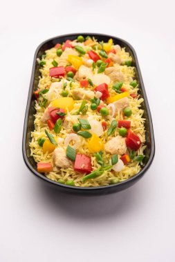 Kızarmış tavuk, Hindistan 'da popüler bir Çin yemeği ya da Çin yemeği tabağında servis edilen çubuklu bir yemektir.