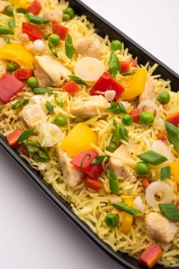 Kızarmış tavuk, Hindistan 'da popüler bir Çin yemeği ya da Çin yemeği tabağında servis edilen çubuklu bir yemektir.