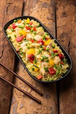 Kızarmış tavuk, Hindistan 'da popüler bir Çin yemeği ya da Çin yemeği tabağında servis edilen çubuklu bir yemektir.