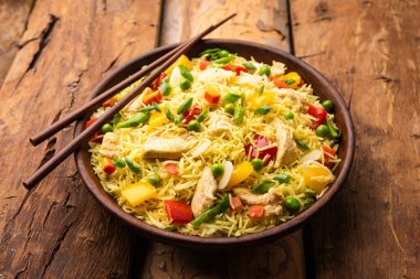 Kızarmış tavuk, Hindistan 'da popüler bir Çin yemeği ya da Çin yemeği tabağında servis edilen çubuklu bir yemektir.