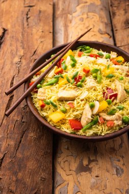 Kızarmış tavuk, Hindistan 'da popüler bir Çin yemeği ya da Çin yemeği tabağında servis edilen çubuklu bir yemektir.