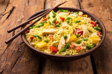 Kızarmış tavuk, Hindistan 'da popüler bir Çin yemeği ya da Çin yemeği tabağında servis edilen çubuklu bir yemektir.