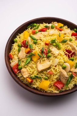 Kızarmış tavuk, Hindistan 'da popüler bir Çin yemeği ya da Çin yemeği tabağında servis edilen çubuklu bir yemektir.