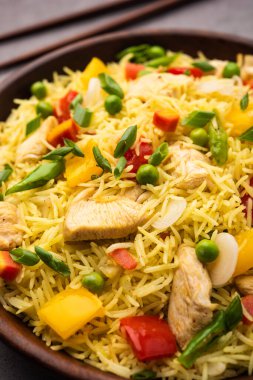 Kızarmış tavuk, Hindistan 'da popüler bir Çin yemeği ya da Çin yemeği tabağında servis edilen çubuklu bir yemektir.