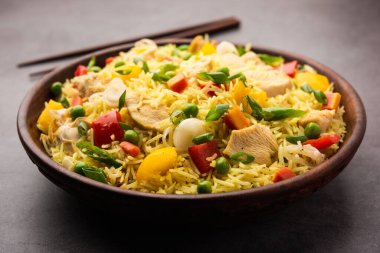 Kızarmış tavuk, Hindistan 'da popüler bir Çin yemeği ya da Çin yemeği tabağında servis edilen çubuklu bir yemektir.