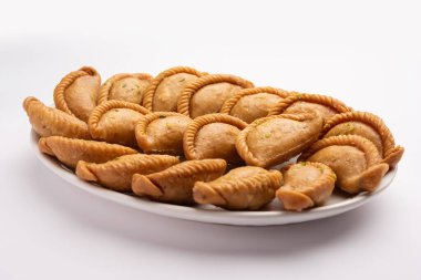Gujiya veya gujia veya karanji - Holi ve diwali festivali sırasında yapılan tatlı hamur tatlısı, bir tabakta servis edilir. seçici odak