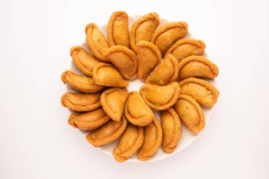 Gujiya veya gujia veya karanji - Holi ve diwali festivali sırasında yapılan tatlı hamur tatlısı, bir tabakta servis edilir. seçici odak