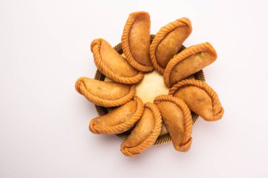 Gujiya veya gujia veya karanji - Holi ve diwali festivali sırasında yapılan tatlı hamur tatlısı, bir tabakta servis edilir. seçici odak