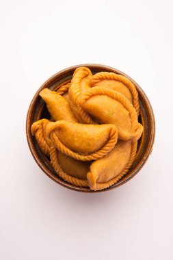 Gujiya veya gujia veya karanji - Holi ve diwali festivali sırasında yapılan tatlı hamur tatlısı, bir tabakta servis edilir. seçici odak