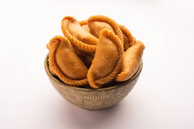 Gujiya veya gujia veya karanji - Holi ve diwali festivali sırasında yapılan tatlı hamur tatlısı, bir tabakta servis edilir. seçici odak