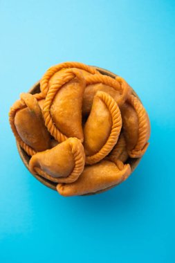 Gujiya veya gujia veya karanji - Holi ve diwali festivali sırasında yapılan tatlı hamur tatlısı, bir tabakta servis edilir. seçici odak