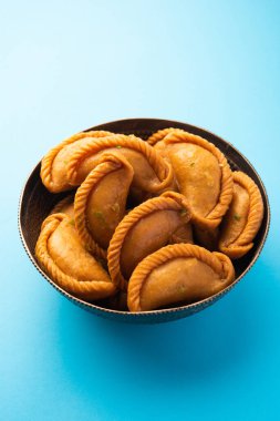 Gujiya veya gujia veya karanji - Holi ve diwali festivali sırasında yapılan tatlı hamur tatlısı, bir tabakta servis edilir. seçici odak