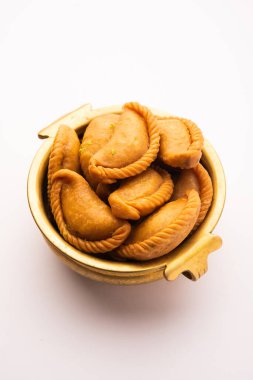 Gujiya veya gujia veya karanji - Holi ve diwali festivali sırasında yapılan tatlı hamur tatlısı, bir tabakta servis edilir. seçici odak