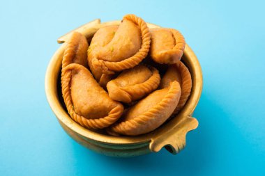 Gujiya veya gujia veya karanji - Holi ve diwali festivali sırasında yapılan tatlı hamur tatlısı, bir tabakta servis edilir. seçici odak