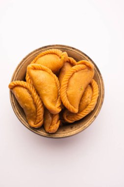 Gujiya veya gujia veya karanji - Holi ve diwali festivali sırasında yapılan tatlı hamur tatlısı, bir tabakta servis edilir. seçici odak
