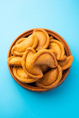 Gujiya veya gujia veya karanji - Holi ve diwali festivali sırasında yapılan tatlı hamur tatlısı, bir tabakta servis edilir. seçici odak