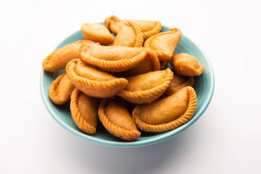 Gujiya veya gujia veya karanji - Holi ve diwali festivali sırasında yapılan tatlı hamur tatlısı, bir tabakta servis edilir. seçici odak