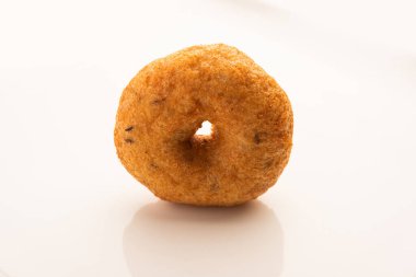 Güney Hindistan Vada, Medu Vada ya da tabakta veya kasede dal vadai, sade arka planda izole edilmiş, seçici odaklı