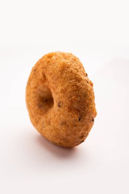 Güney Hindistan Vada, Medu Vada ya da tabakta veya kasede dal vadai, sade arka planda izole edilmiş, seçici odaklı