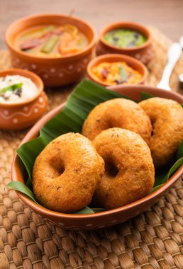 Sambar ve turşulu Vada ya da Medu Vadai - popüler Güney Hindistan atıştırmalığı ya da kahvaltısı