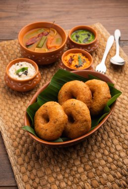 Sambar ve turşulu Vada ya da Medu Vadai - popüler Güney Hindistan atıştırmalığı ya da kahvaltısı