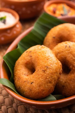 Sambar ve turşulu Vada ya da Medu Vadai - popüler Güney Hindistan atıştırmalığı ya da kahvaltısı