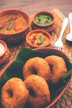Sambar ve turşulu Vada ya da Medu Vadai - popüler Güney Hindistan atıştırmalığı ya da kahvaltısı