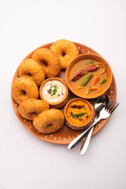 Sambar ve turşulu Vada ya da Medu Vadai - popüler Güney Hindistan atıştırmalığı ya da kahvaltısı