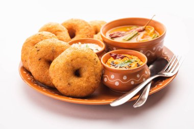 Sambar ve turşulu Vada ya da Medu Vadai - popüler Güney Hindistan atıştırmalığı ya da kahvaltısı