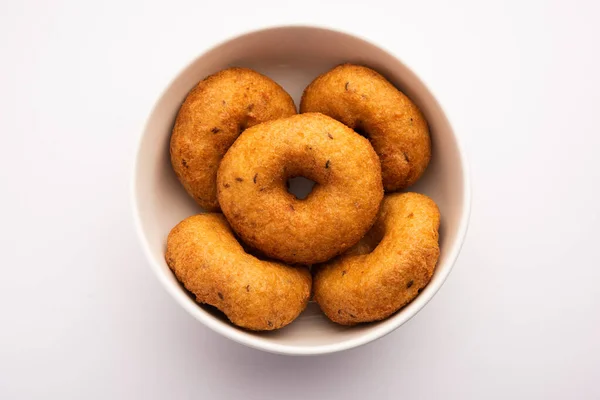 Zuid Indiase Vada Medu Vada Dal Vadai Plaat Schaal Geïsoleerd — Stockfoto