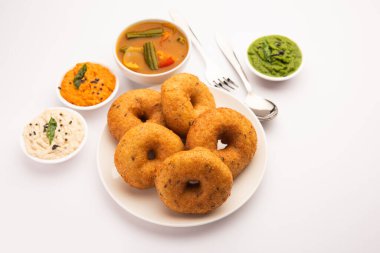Sambar ve turşulu Vada ya da Medu Vadai - popüler Güney Hindistan atıştırmalığı ya da kahvaltısı