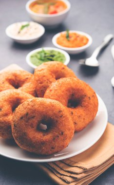 Sambar ve turşulu Vada ya da Medu Vadai - popüler Güney Hindistan atıştırmalığı ya da kahvaltısı