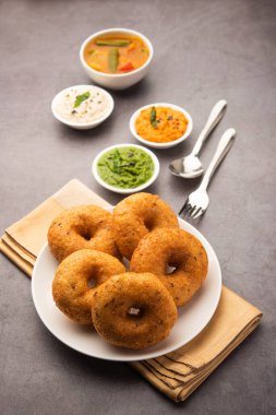 Sambar ve turşulu Vada ya da Medu Vadai - popüler Güney Hindistan atıştırmalığı ya da kahvaltısı