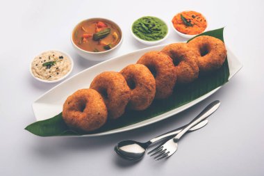 Sambar ve turşulu Vada ya da Medu Vadai - popüler Güney Hindistan atıştırmalığı ya da kahvaltısı