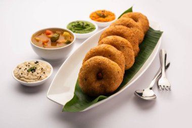 Sambar ve turşulu Vada ya da Medu Vadai - popüler Güney Hindistan atıştırmalığı ya da kahvaltısı