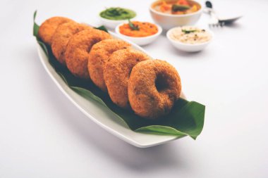 Sambar ve turşulu Vada ya da Medu Vadai - popüler Güney Hindistan atıştırmalığı ya da kahvaltısı