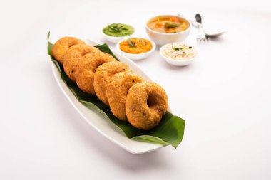 Sambar ve turşulu Vada ya da Medu Vadai - popüler Güney Hindistan atıştırmalığı ya da kahvaltısı