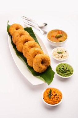 Sambar ve turşulu Vada ya da Medu Vadai - popüler Güney Hindistan atıştırmalığı ya da kahvaltısı