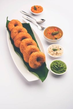 Sambar ve turşulu Vada ya da Medu Vadai - popüler Güney Hindistan atıştırmalığı ya da kahvaltısı