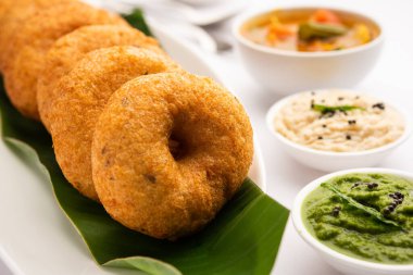 Sambar ve turşulu Vada ya da Medu Vadai - popüler Güney Hindistan atıştırmalığı ya da kahvaltısı