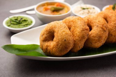 Sambar ve turşulu Vada ya da Medu Vadai - popüler Güney Hindistan atıştırmalığı ya da kahvaltısı